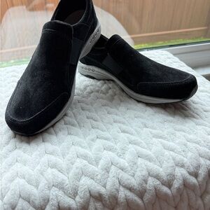 Easy Spirit Black Slip-On Sneakers